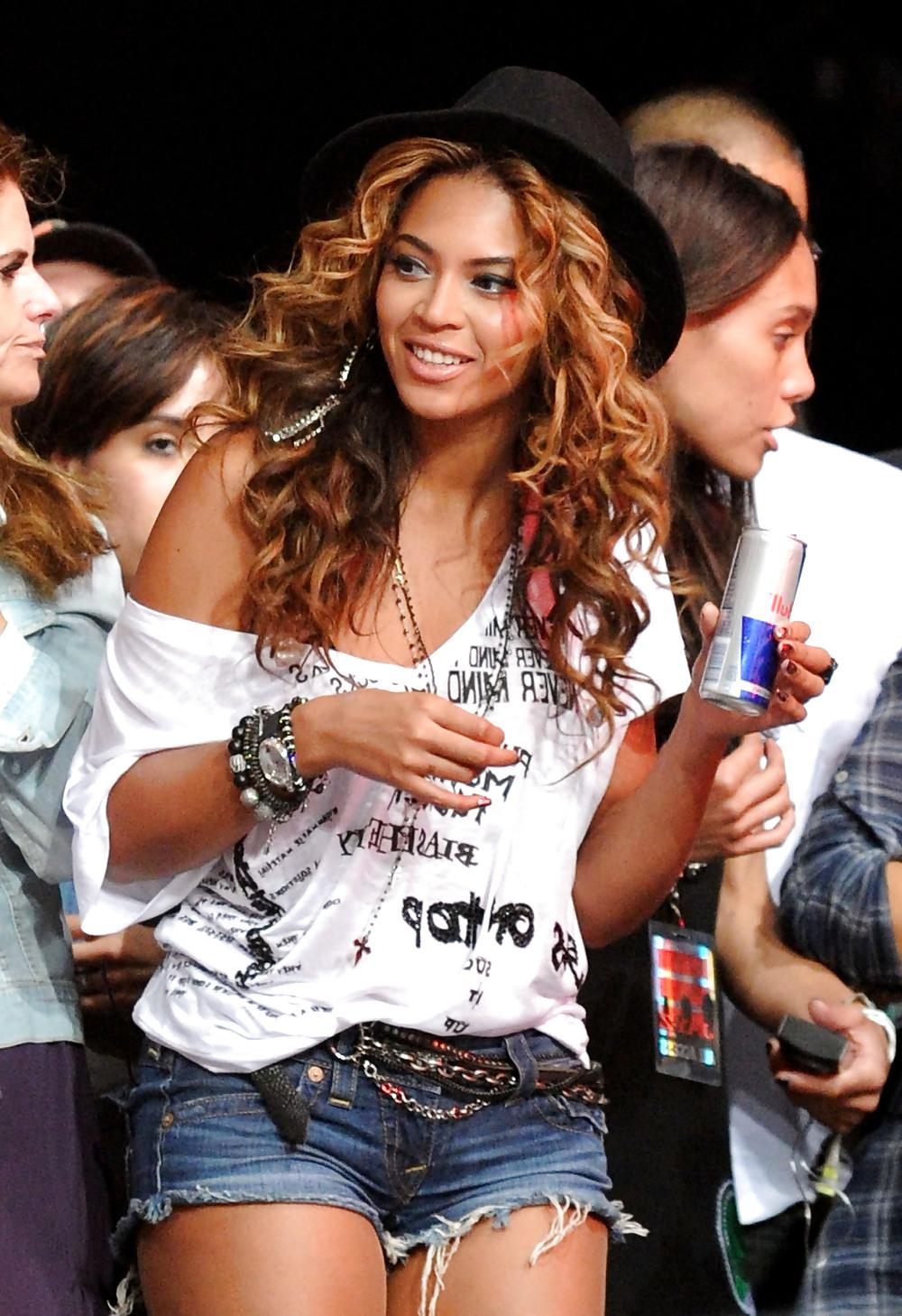 15P Beyonce Knowles Coachella Valley Music and Art Festival