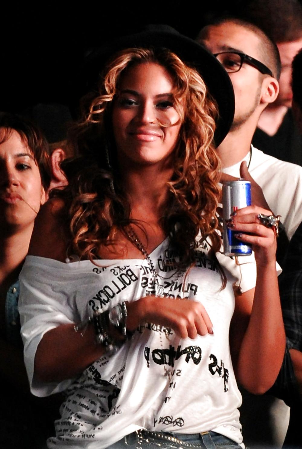 15P Beyonce Knowles Coachella Valley Music and Art Festival