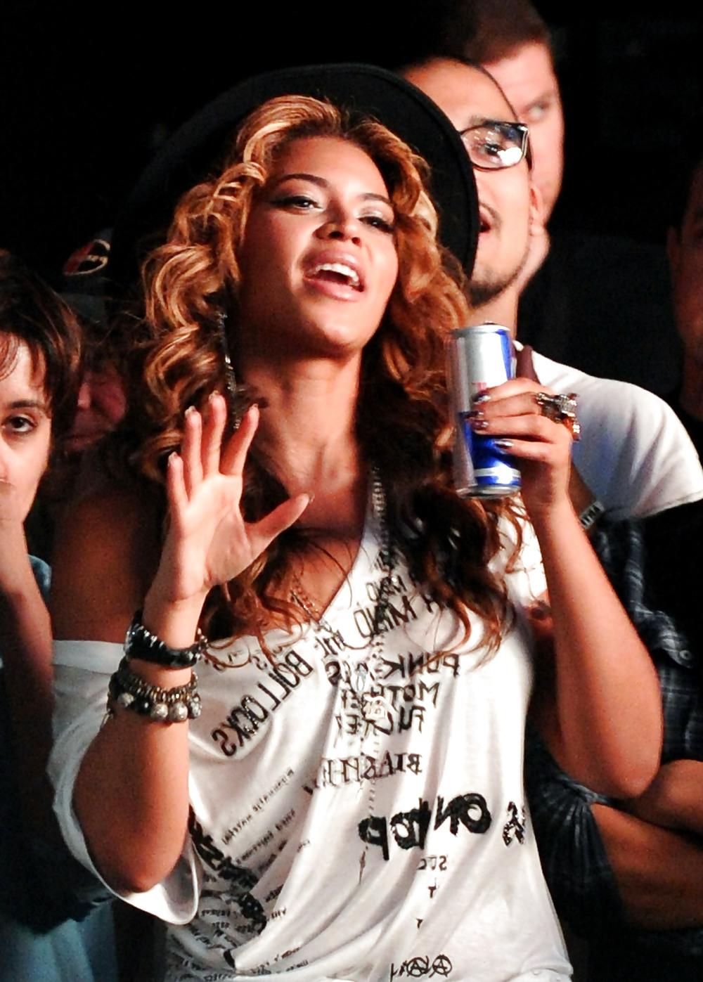 15P Beyonce Knowles Coachella Valley Music and Art Festival
