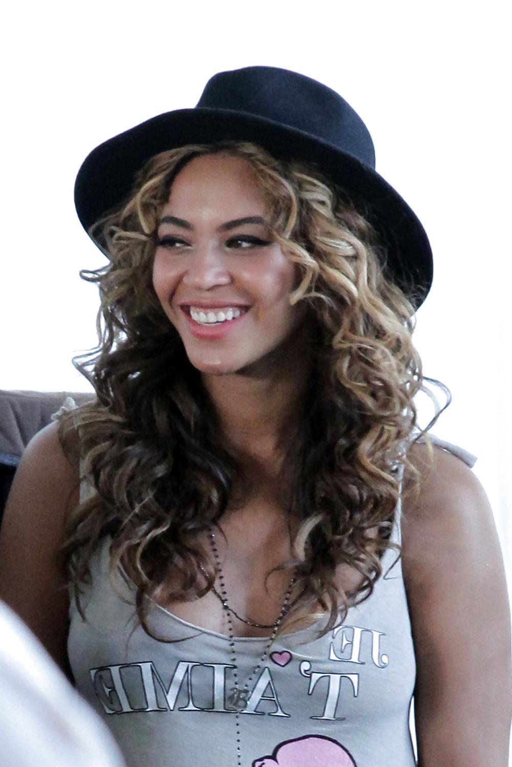 15P Beyonce Knowles Coachella Valley Music and Art Festival