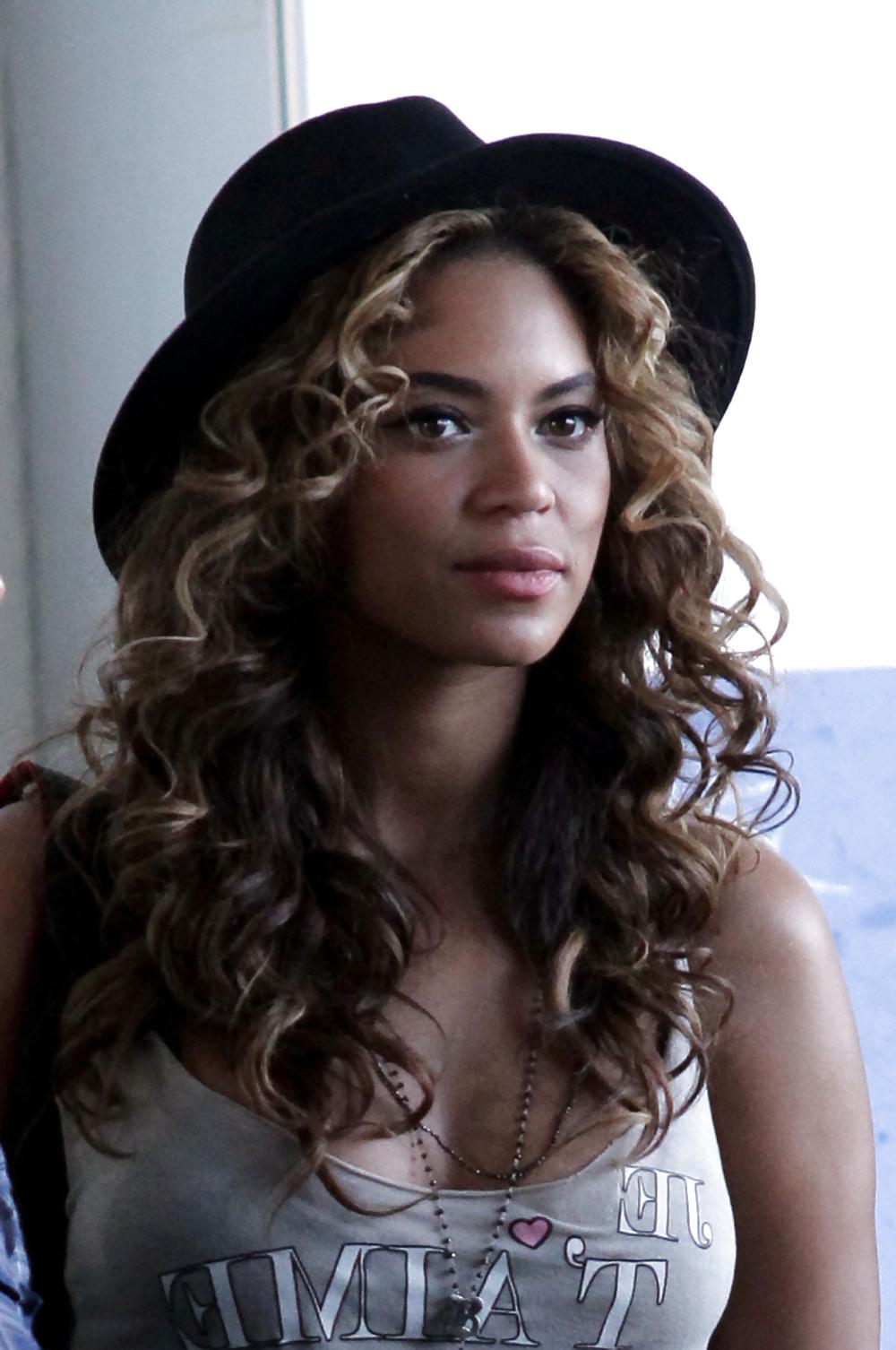 15P Beyonce Knowles Coachella Valley Music and Art Festival