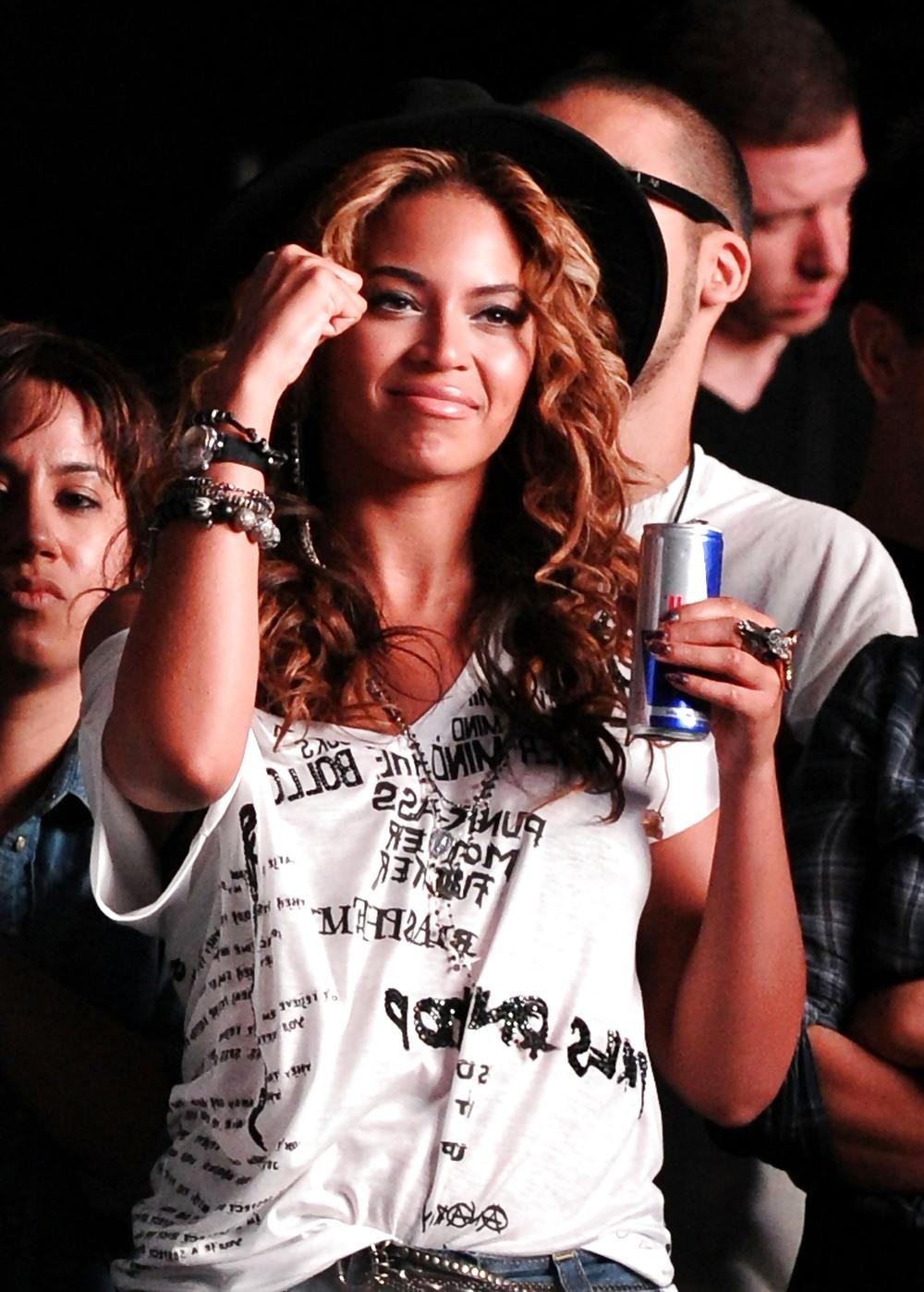 15P Beyonce Knowles Coachella Valley Music and Art Festival