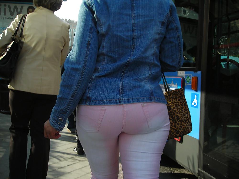 25P Candid ass in the bus stop