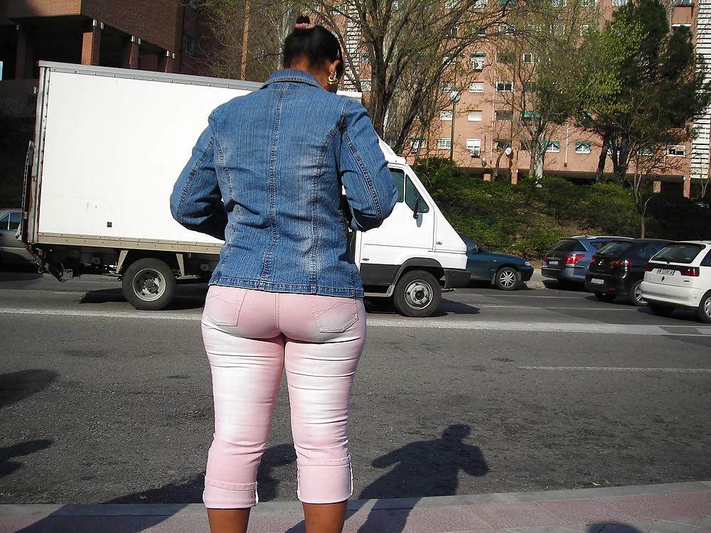 25P Candid ass in the bus stop