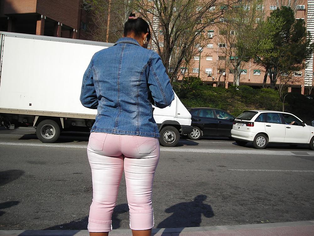 25P Candid ass in the bus stop