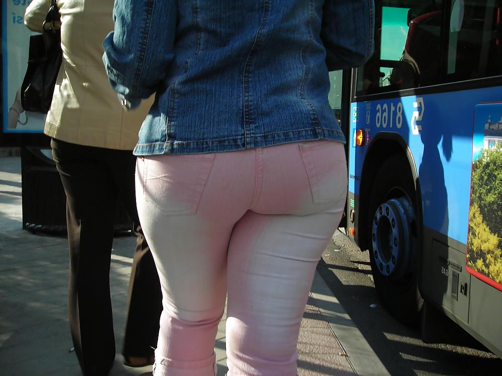 25P Candid ass in the bus stop