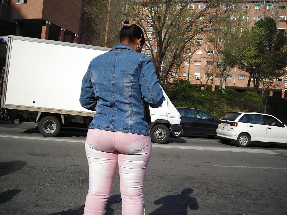 25P Candid ass in the bus stop