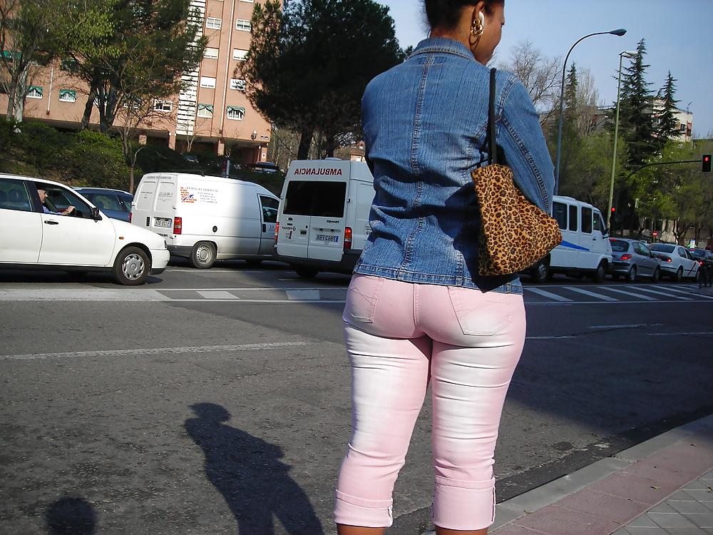 25P Candid ass in the bus stop