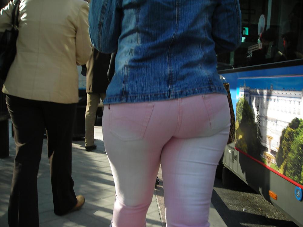 25P Candid ass in the bus stop