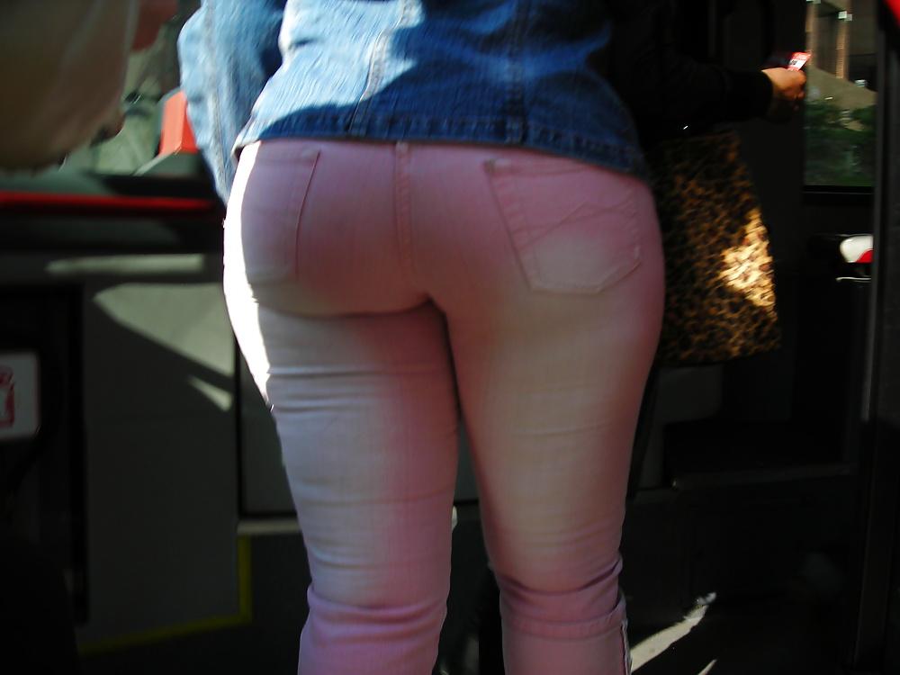 25P Candid ass in the bus stop