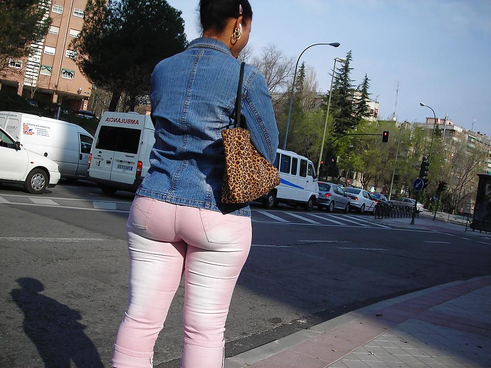 25P Candid ass in the bus stop