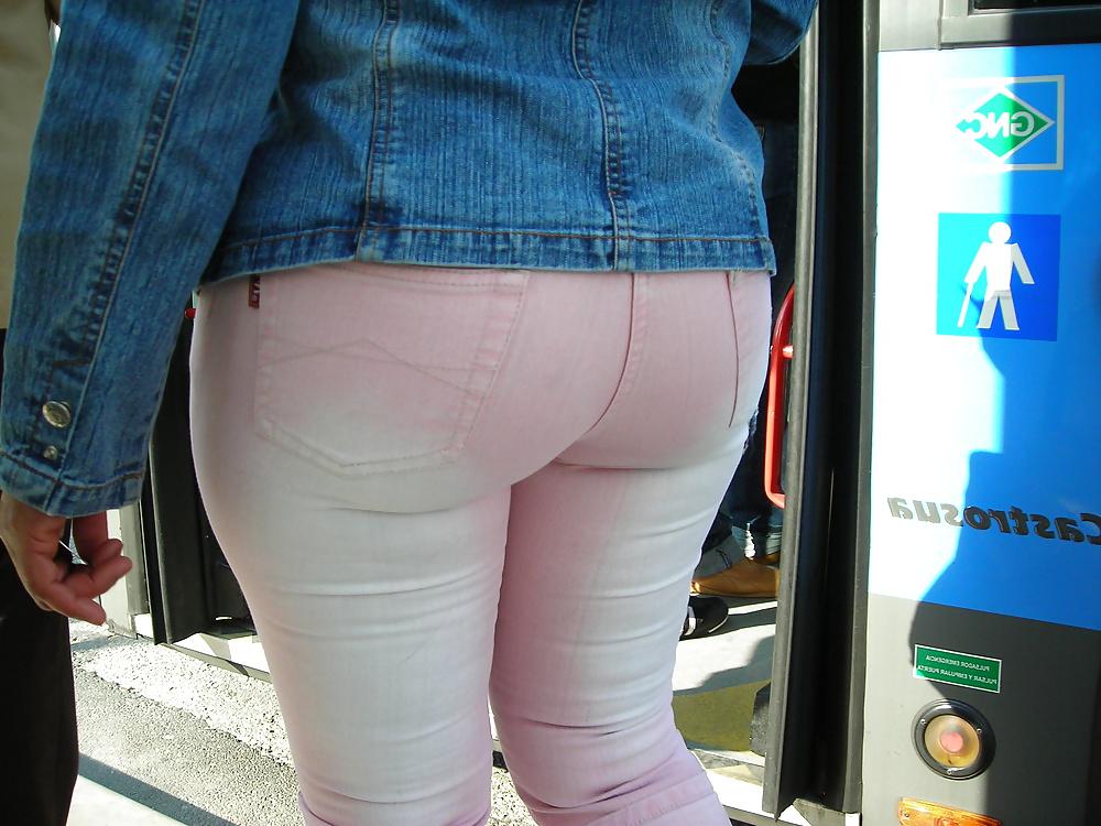 25P Candid ass in the bus stop