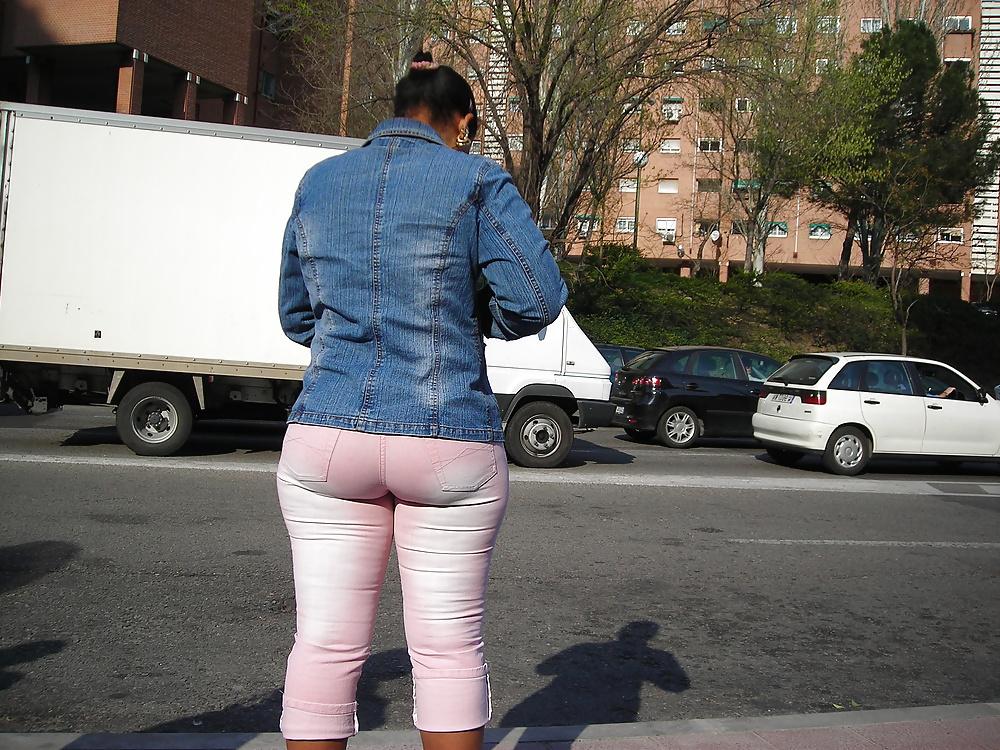 25P Candid ass in the bus stop