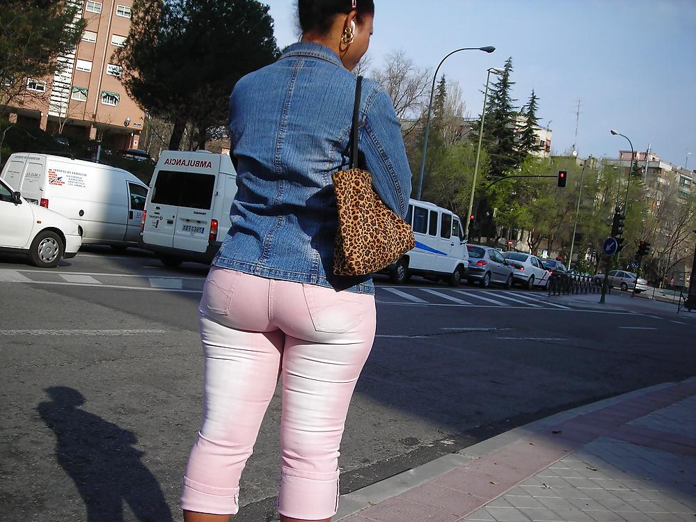 25P Candid ass in the bus stop