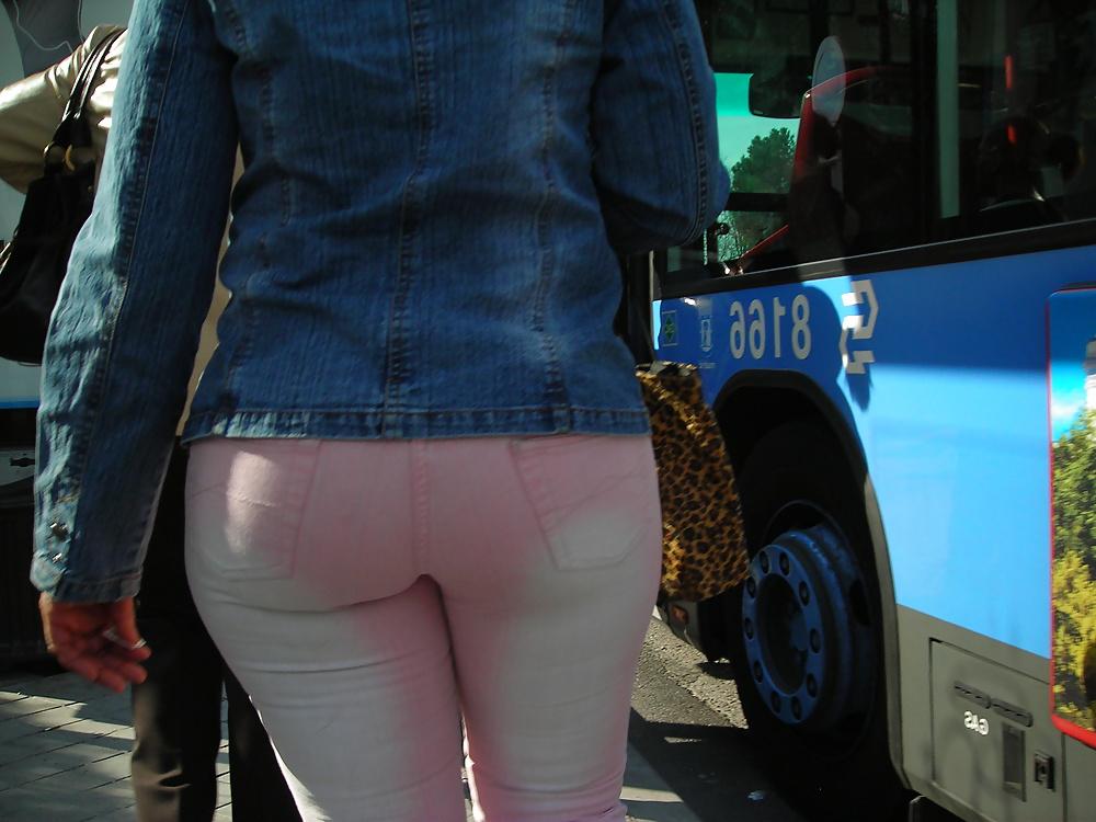 25P Candid ass in the bus stop