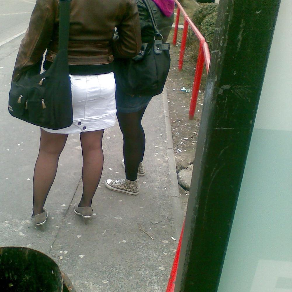 7P Am Busbahnhof sind Schweissfuss-Girls