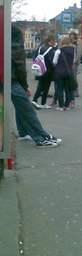 7P Am Busbahnhof sind Schweissfuss-Girls