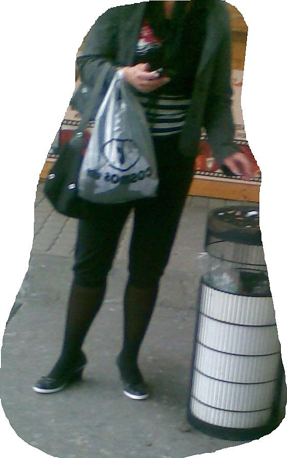 7P Am Busbahnhof sind Schweissfuss-Girls