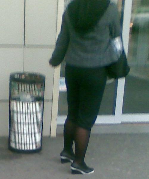 7P Am Busbahnhof sind Schweissfuss-Girls