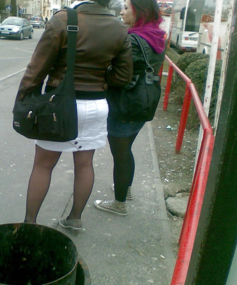 7P Am Busbahnhof sind Schweissfuss-Girls