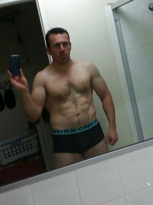 25P Wanking at Work. Men on the job.