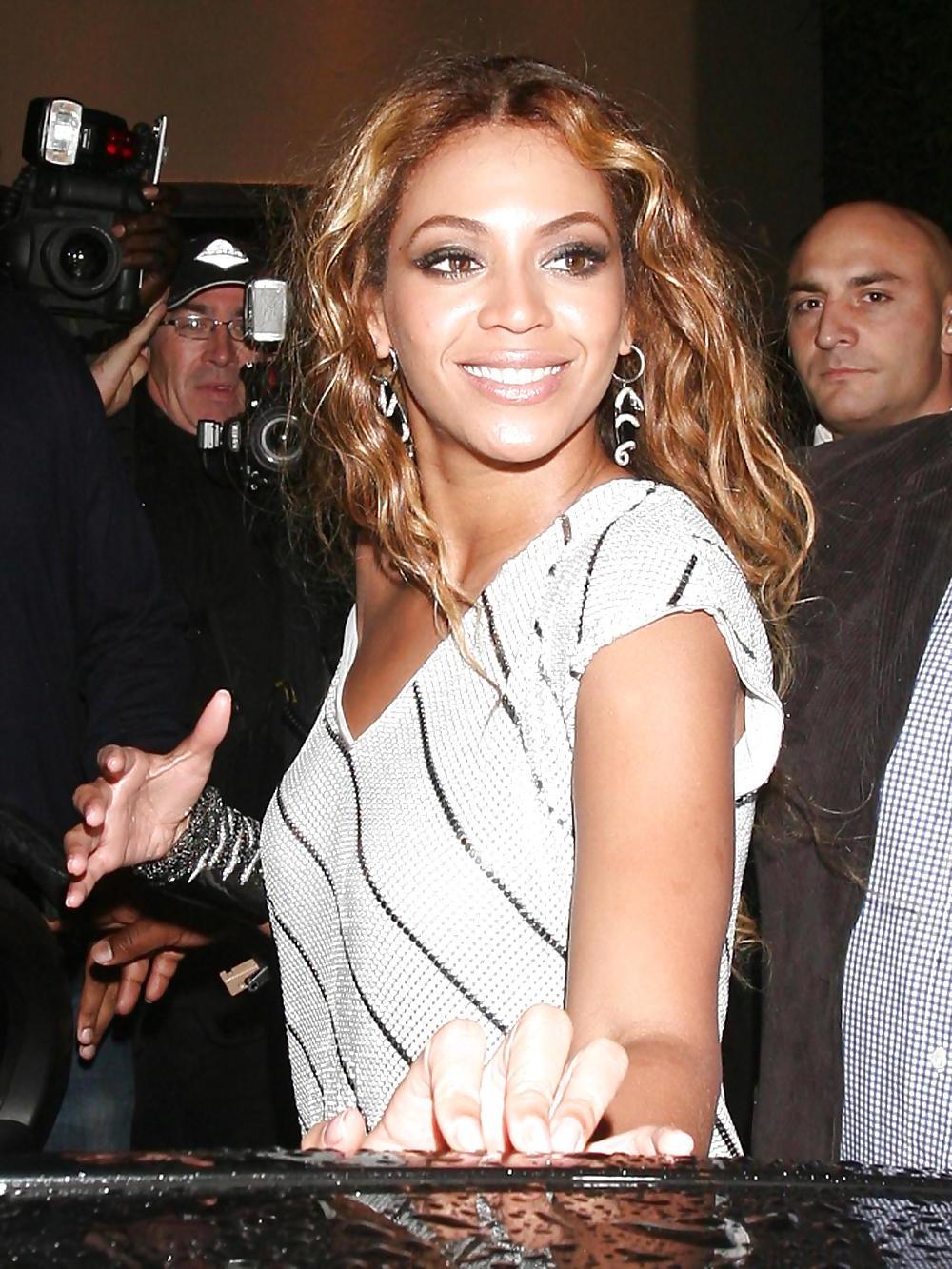 18P Beyonce Upskirt Candids at Kanaloa Club