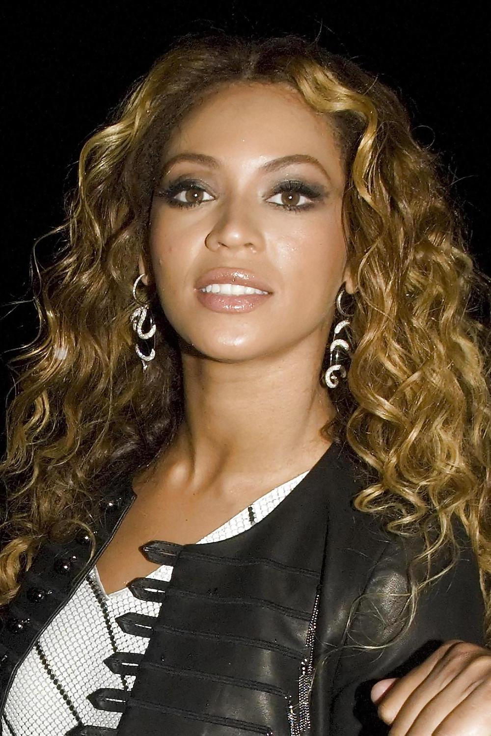 18P Beyonce Upskirt Candids at Kanaloa Club