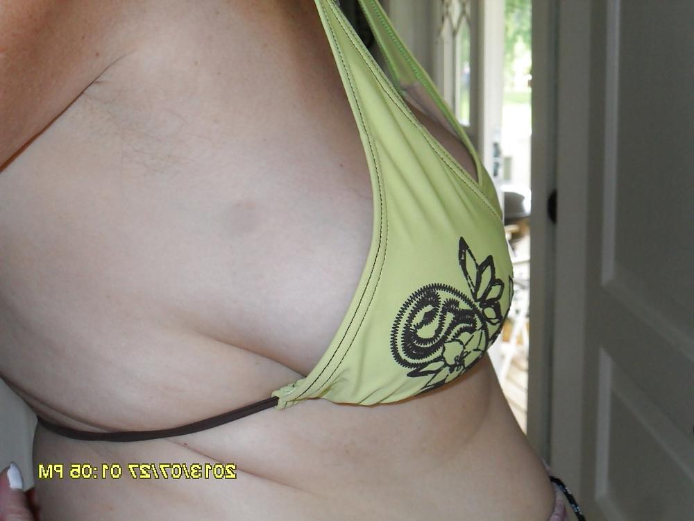 25P Saggy tits in bikini