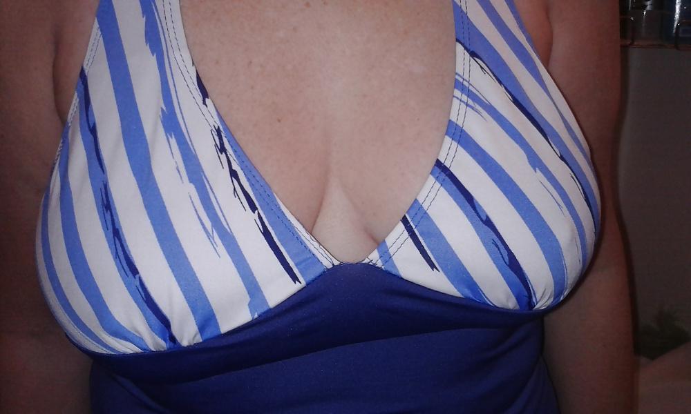 25P Saggy tits in bikini