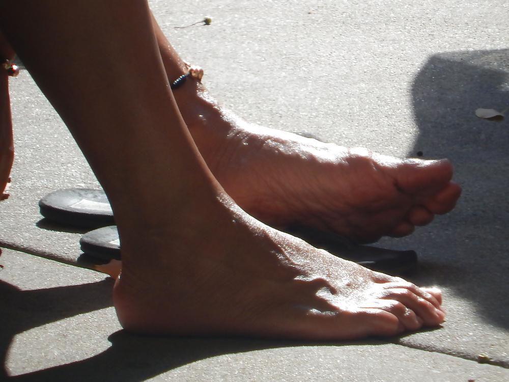 25P Oiled Mature Latina Soles