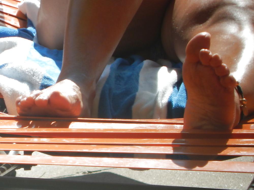 25P Oiled Mature Latina Soles