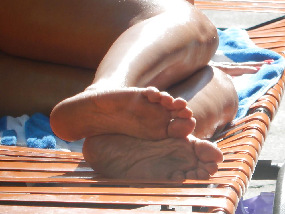 25P Oiled Mature Latina Soles