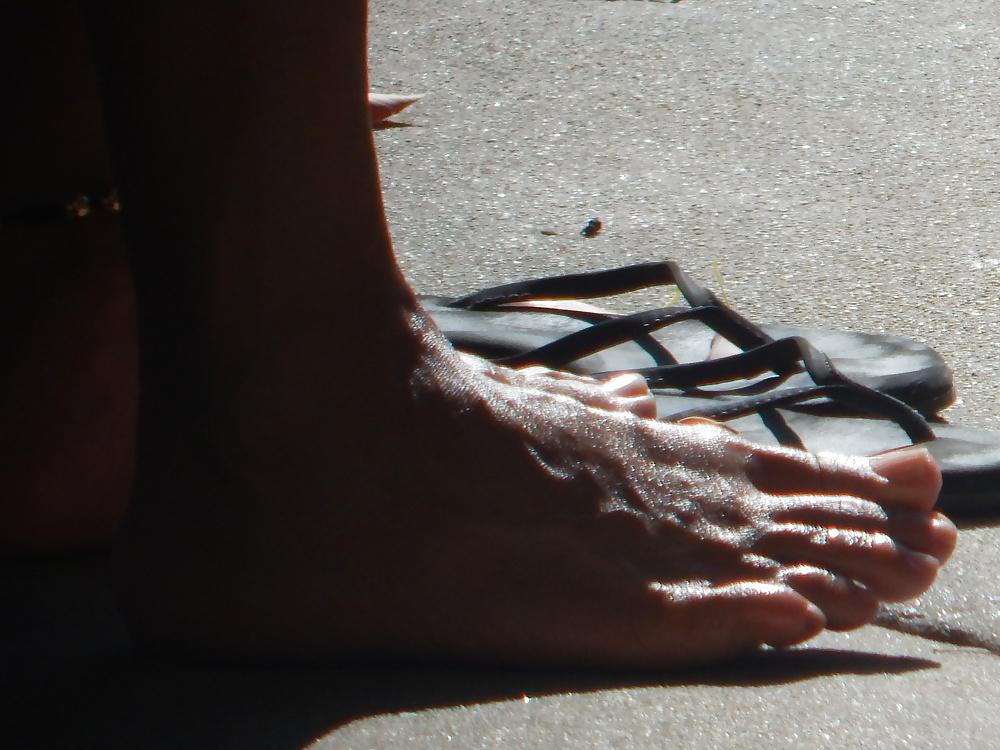 25P Oiled Mature Latina Soles