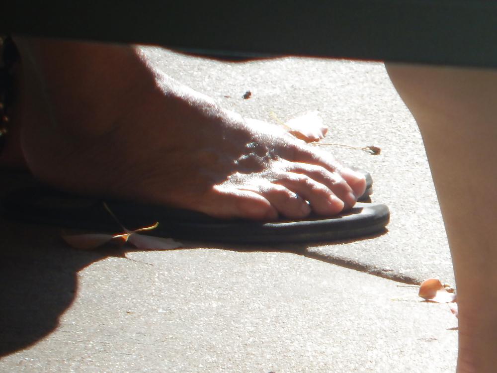 25P Oiled Mature Latina Soles