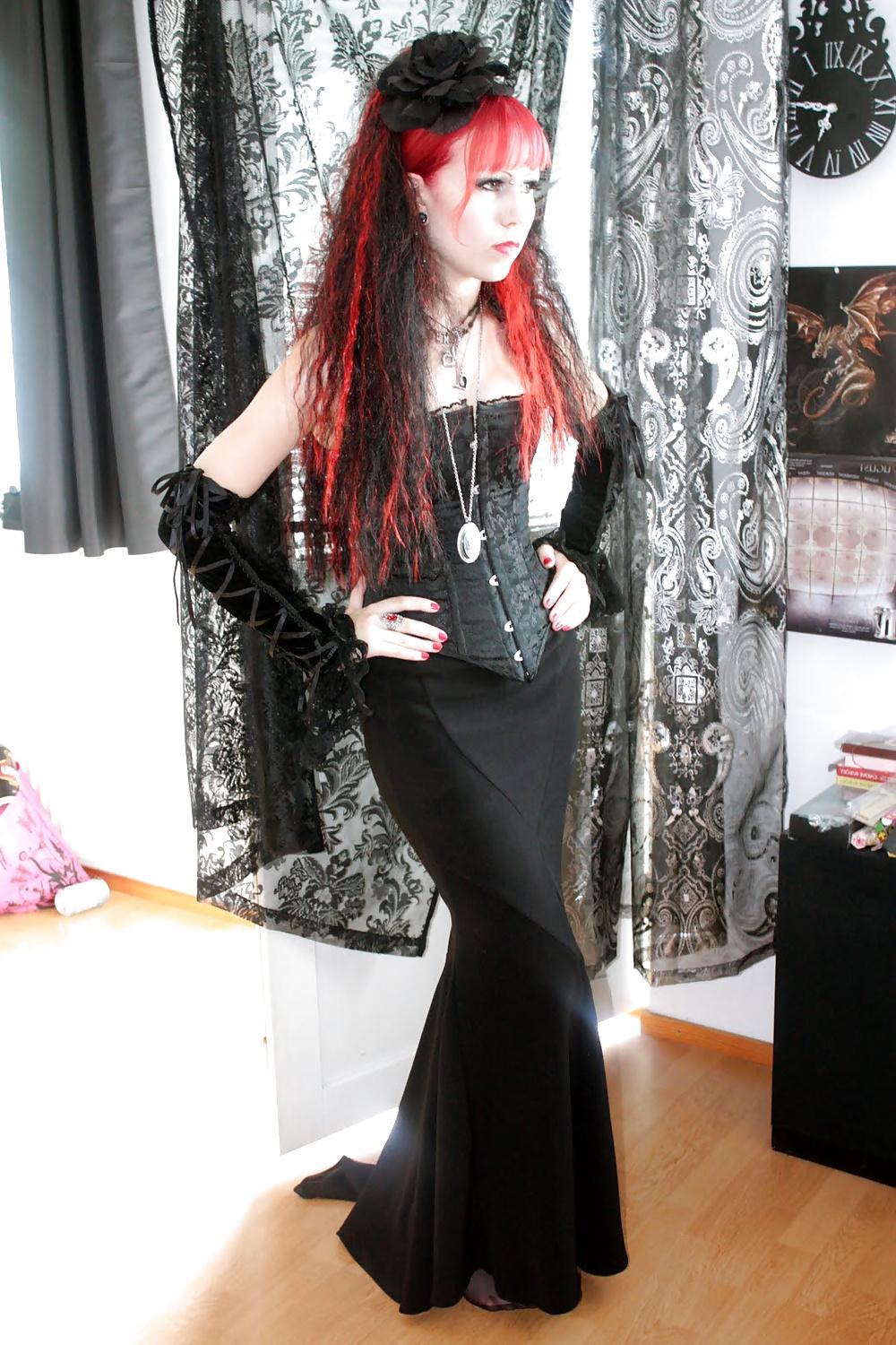 25P Gothic finnish blog girl