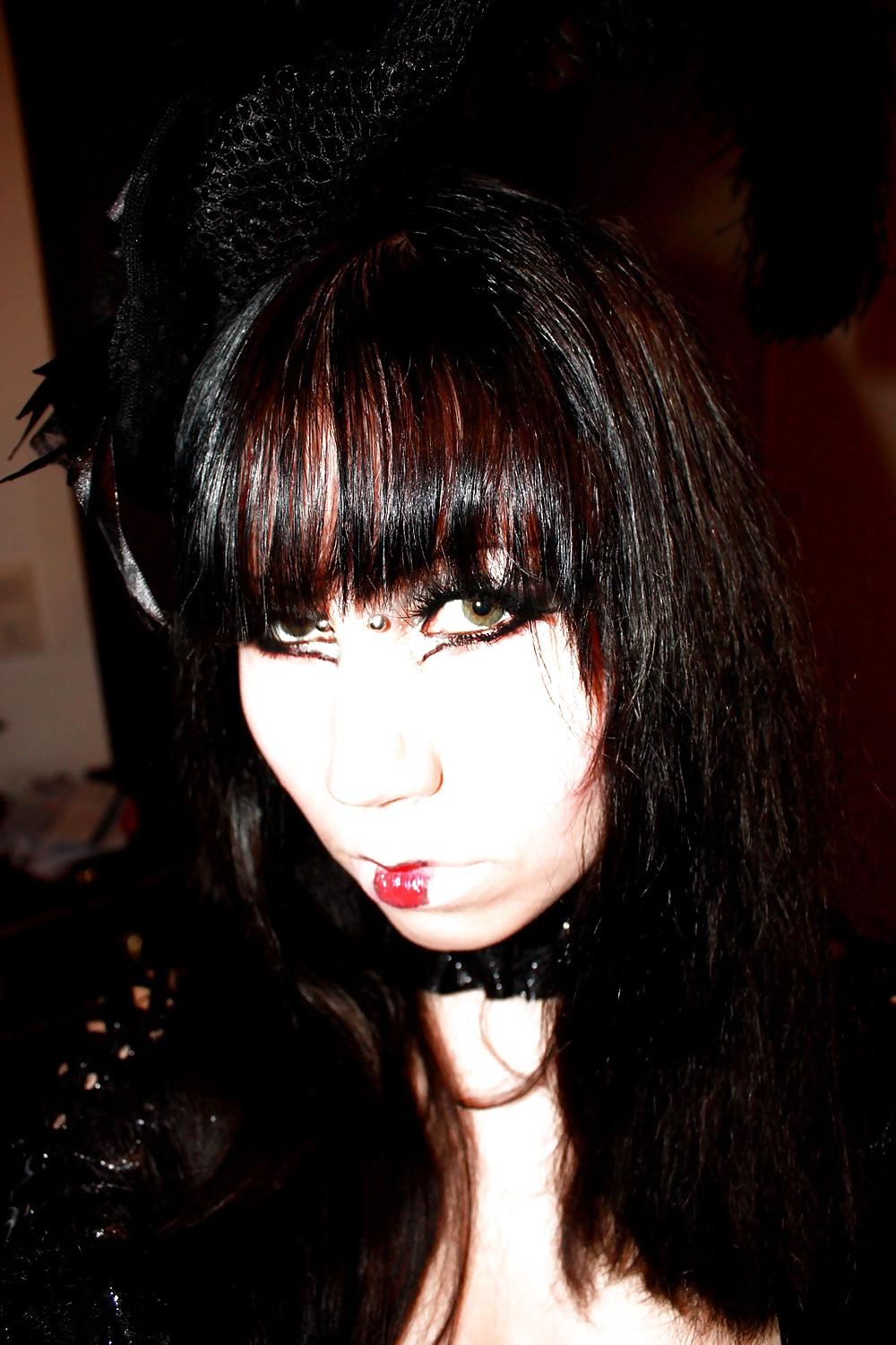 25P Gothic finnish blog girl