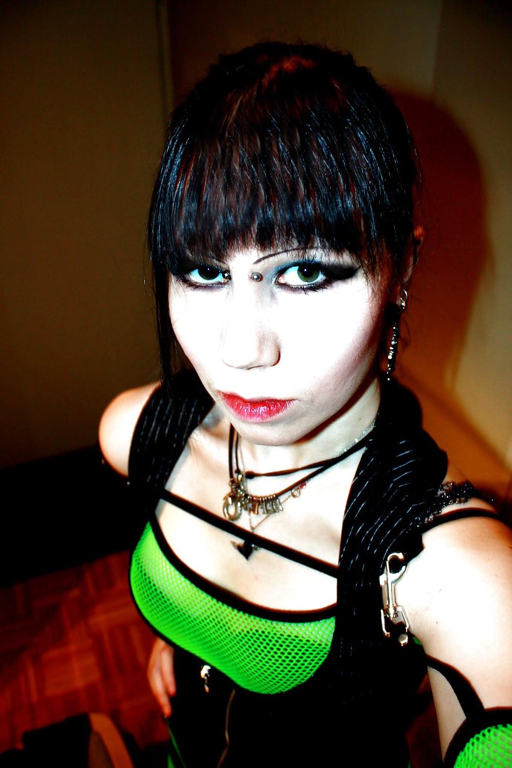25P Gothic finnish blog girl