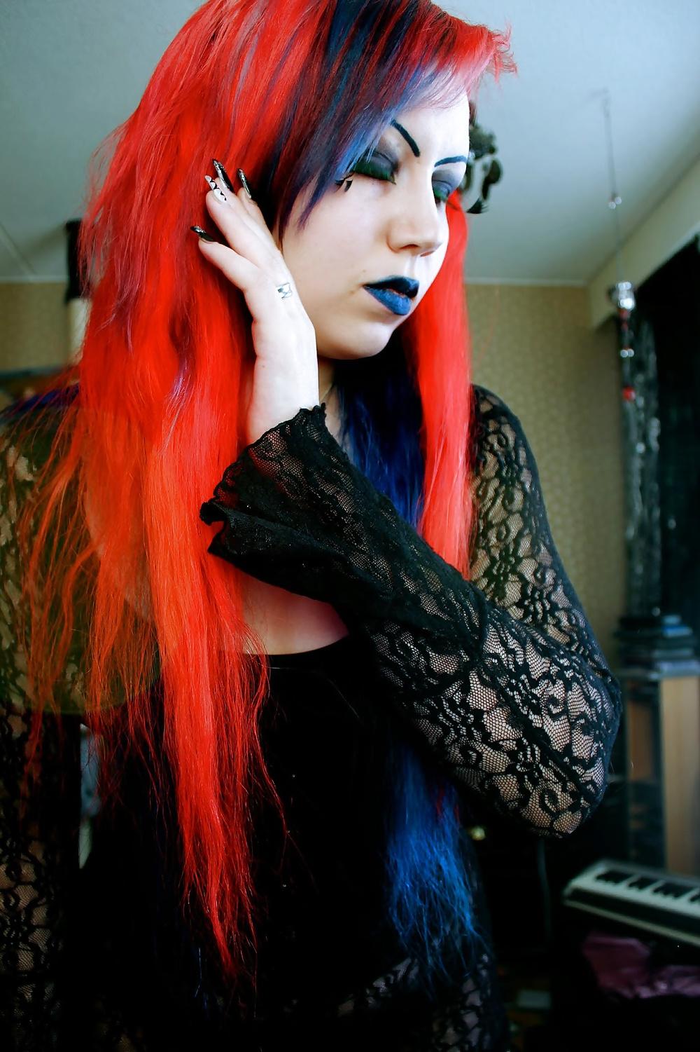 25P Gothic finnish blog girl