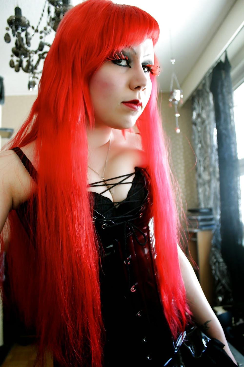 25P Gothic finnish blog girl