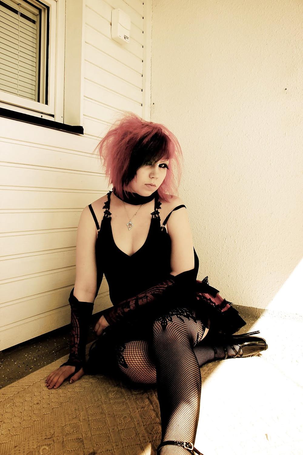 25P Gothic finnish blog girl