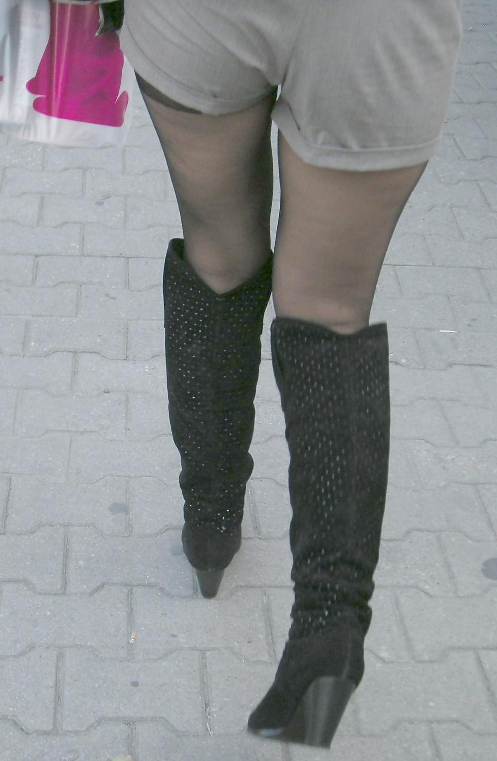 25P Nylon upskirt - just leg in nylon 7