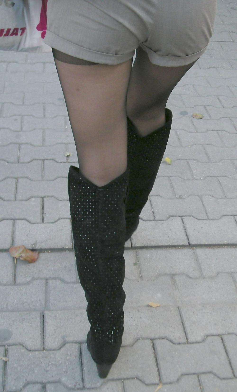 25P Nylon upskirt - just leg in nylon 7
