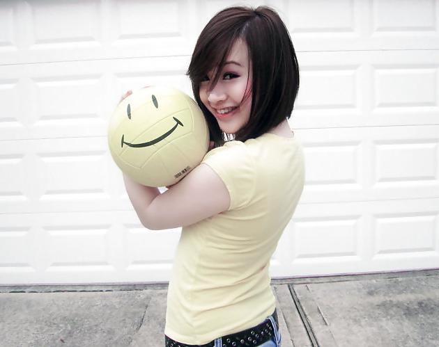4P Pe Tin Cute Girl Viet Nam in Yellow Shirt 