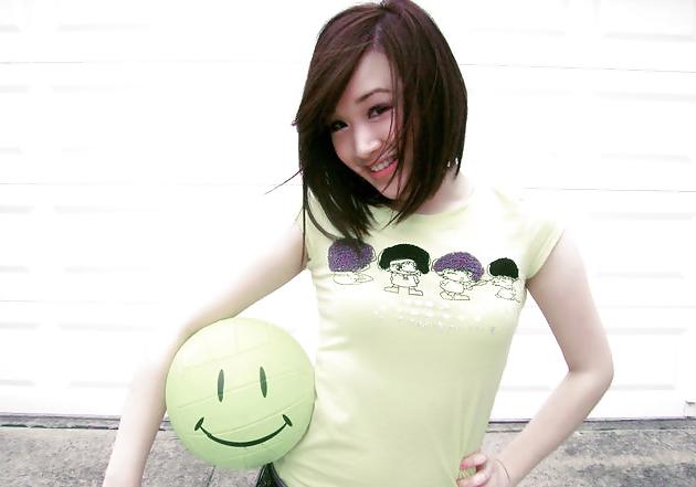 4P Pe Tin Cute Girl Viet Nam in Yellow Shirt 