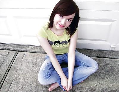 4P Pe Tin Cute Girl Viet Nam in Yellow Shirt 