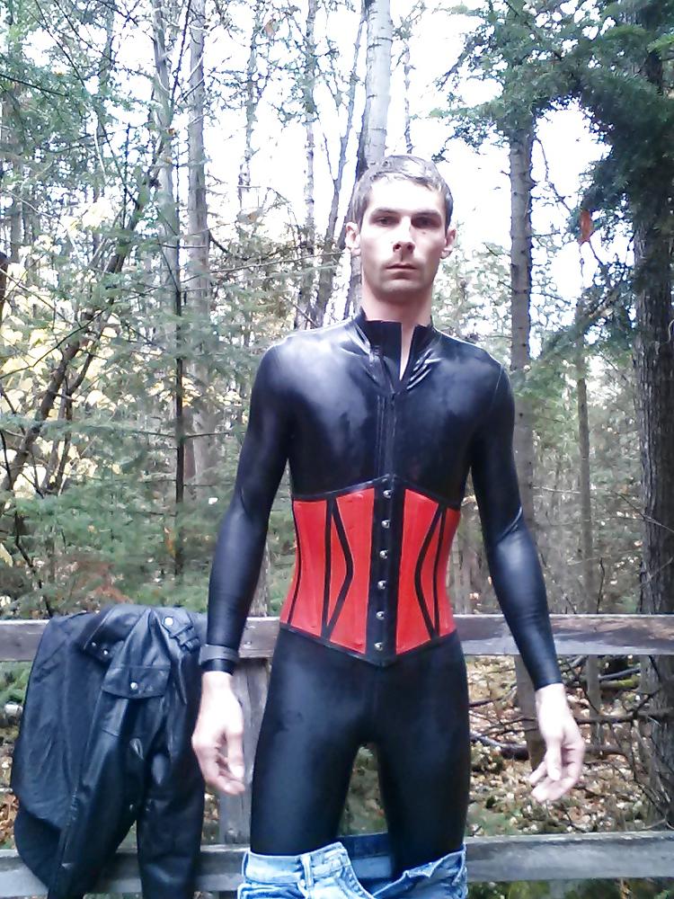 11P Latex en public