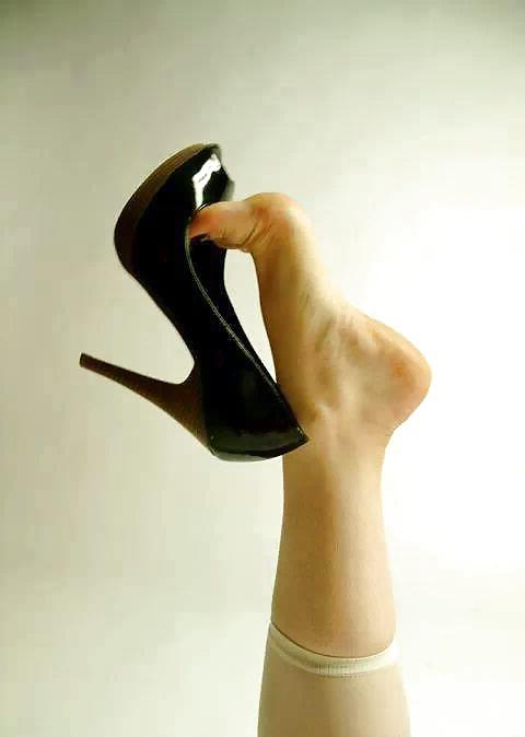 25P Feet and Femdom
