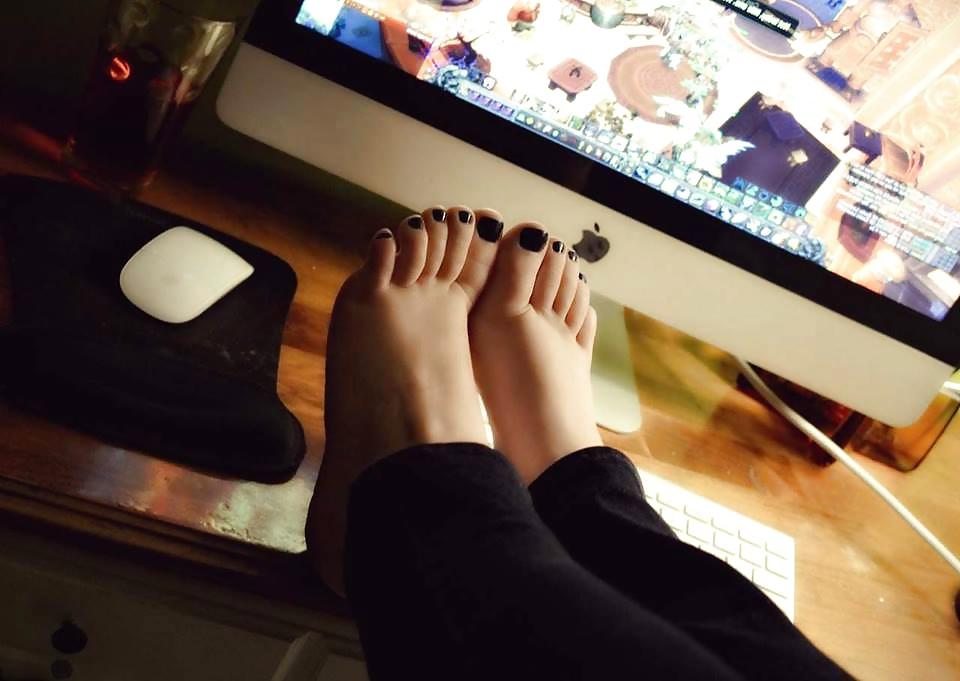25P Feet and Femdom