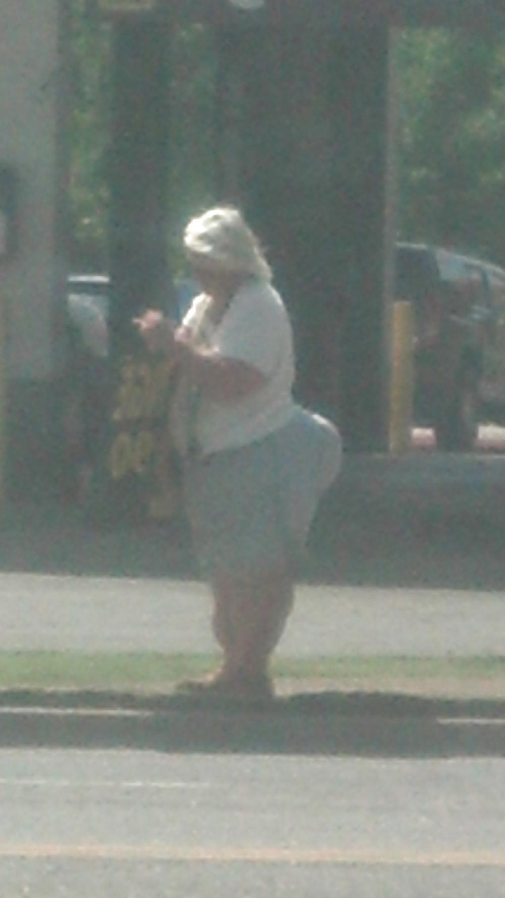 7P Bus Stop BOOTY