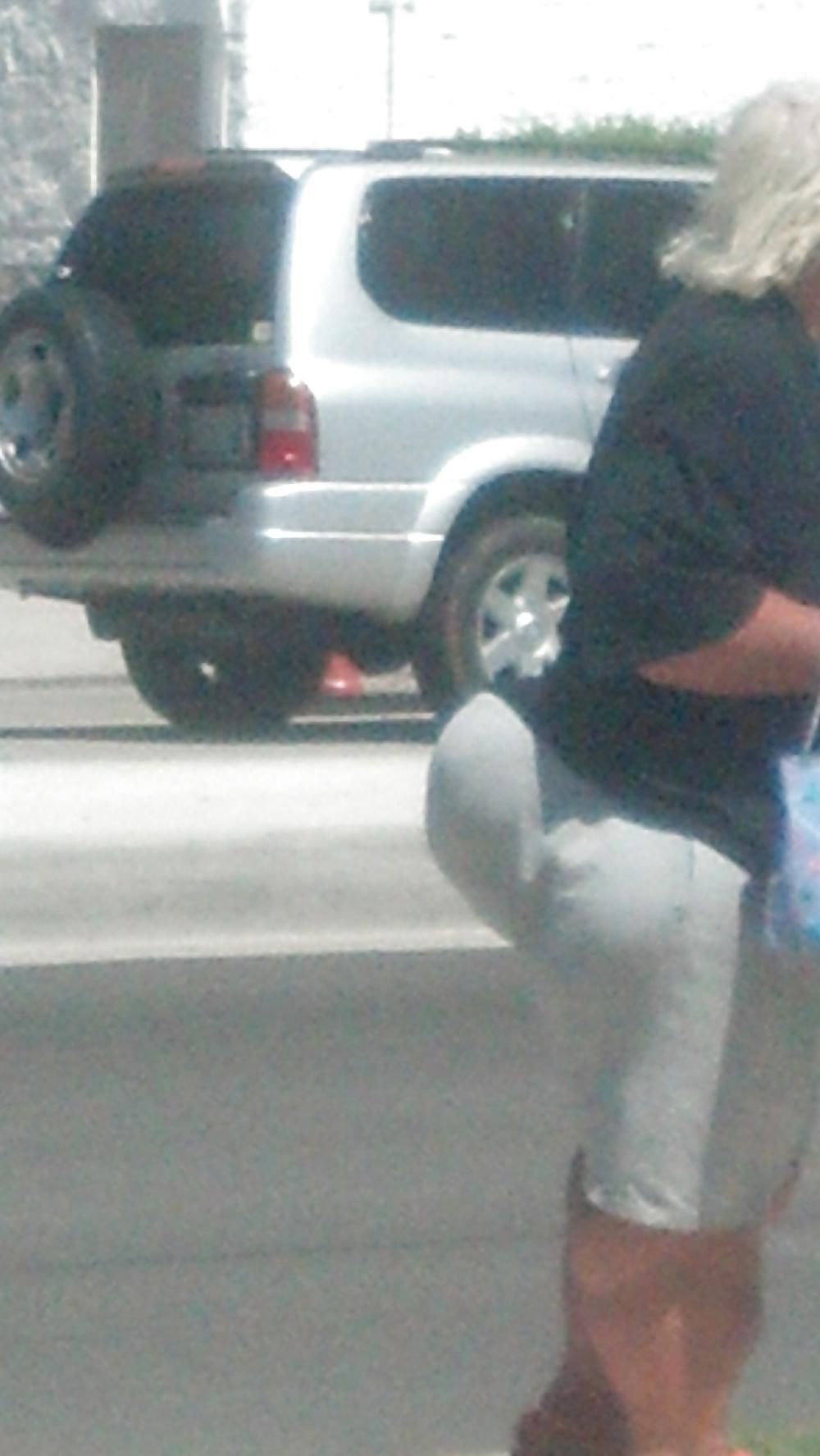 7P Bus Stop BOOTY